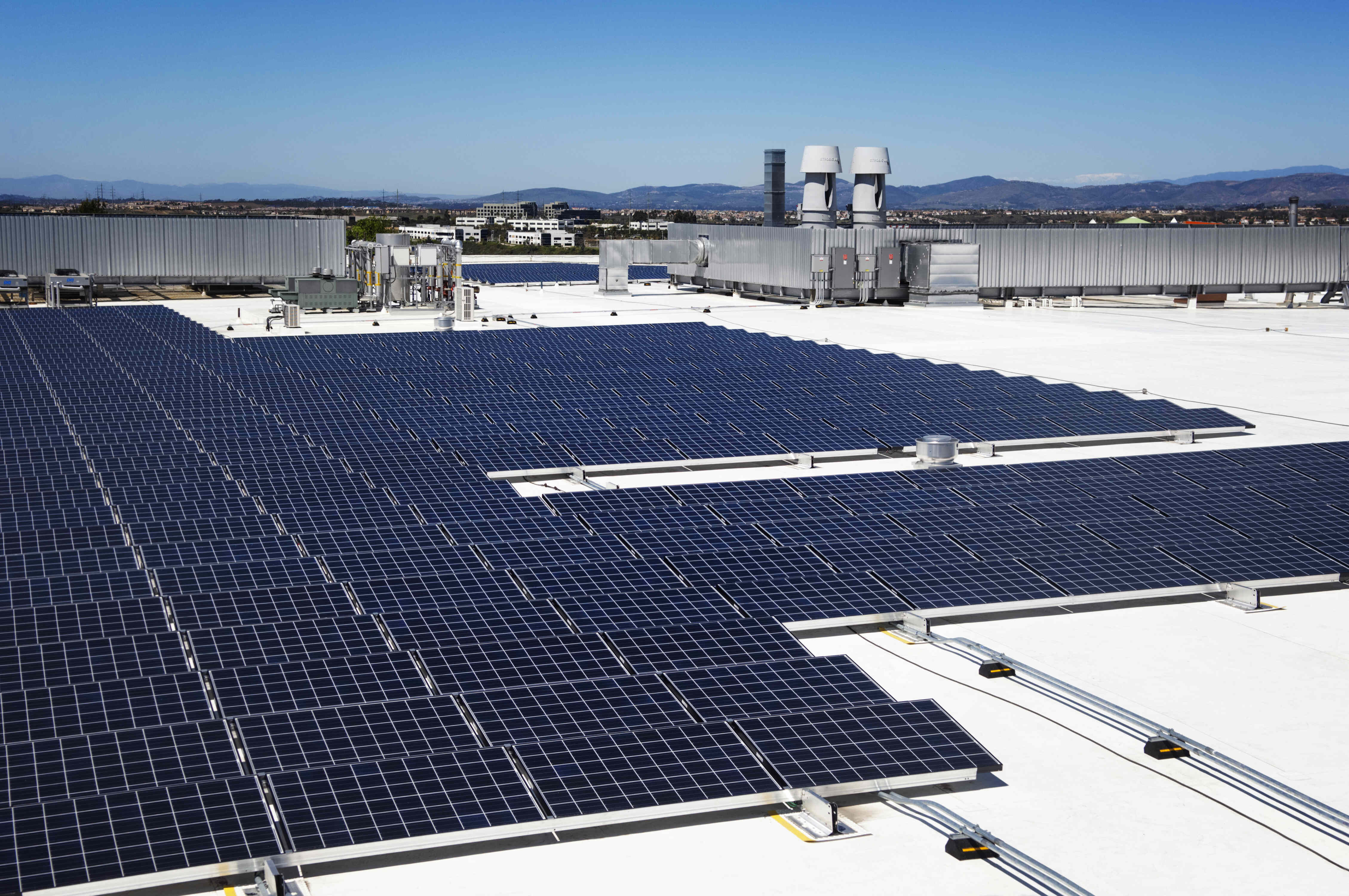 3 benefícios da energia solar em fábricas